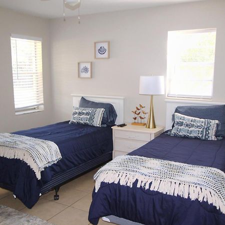 Naples Park Oasis - Cozy Two Bedroom Apartment المظهر الخارجي الصورة